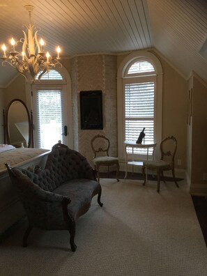 Habitación superior, 1 cama de matrimonio grande, balcón, vistas al jardín (Whispering Pines) | Ropa de cama de alta calidad y colchones con acolchado adicional