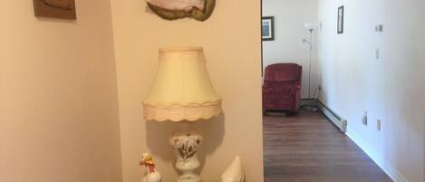 Ein Flur mit einer Lampe, einer Entenfigur und einer Fischskulptur an der Wand.