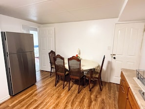 Apartamento família, 2 quartos | Opções para refeição no quarto