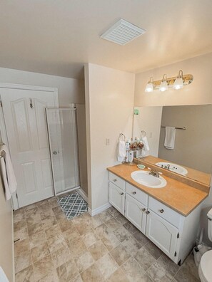 Appartement Familial, 2 chambres | Salle de bain