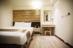 Desk, blackout drapes, soundproofing - Kaishen Hotel (Taitung)