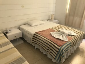 Habitación doble estándar | Minibar, escritorio, cortinas blackout y camas extra