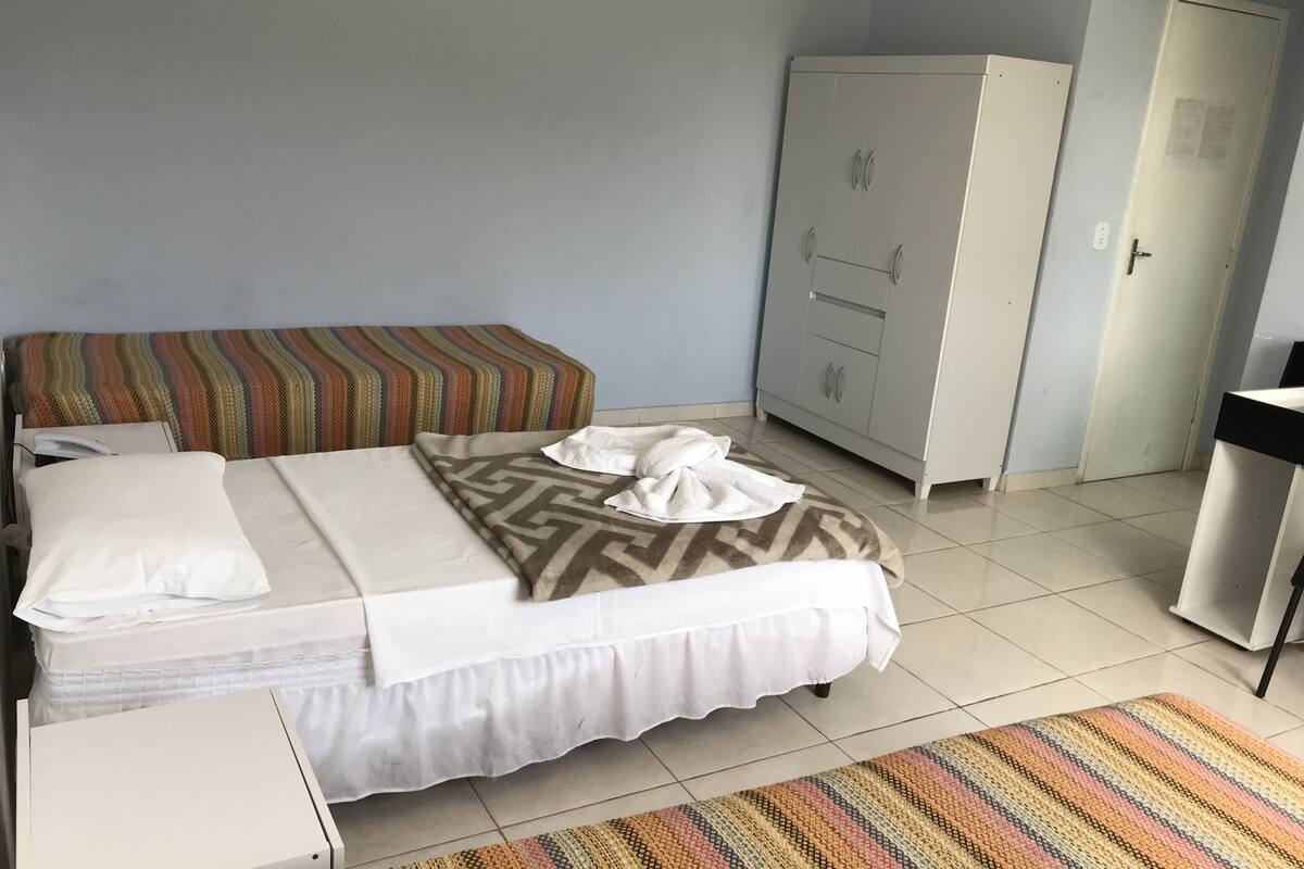 Habitación cuádruple estándar | Minibar, escritorio, cortinas blackout y camas extra