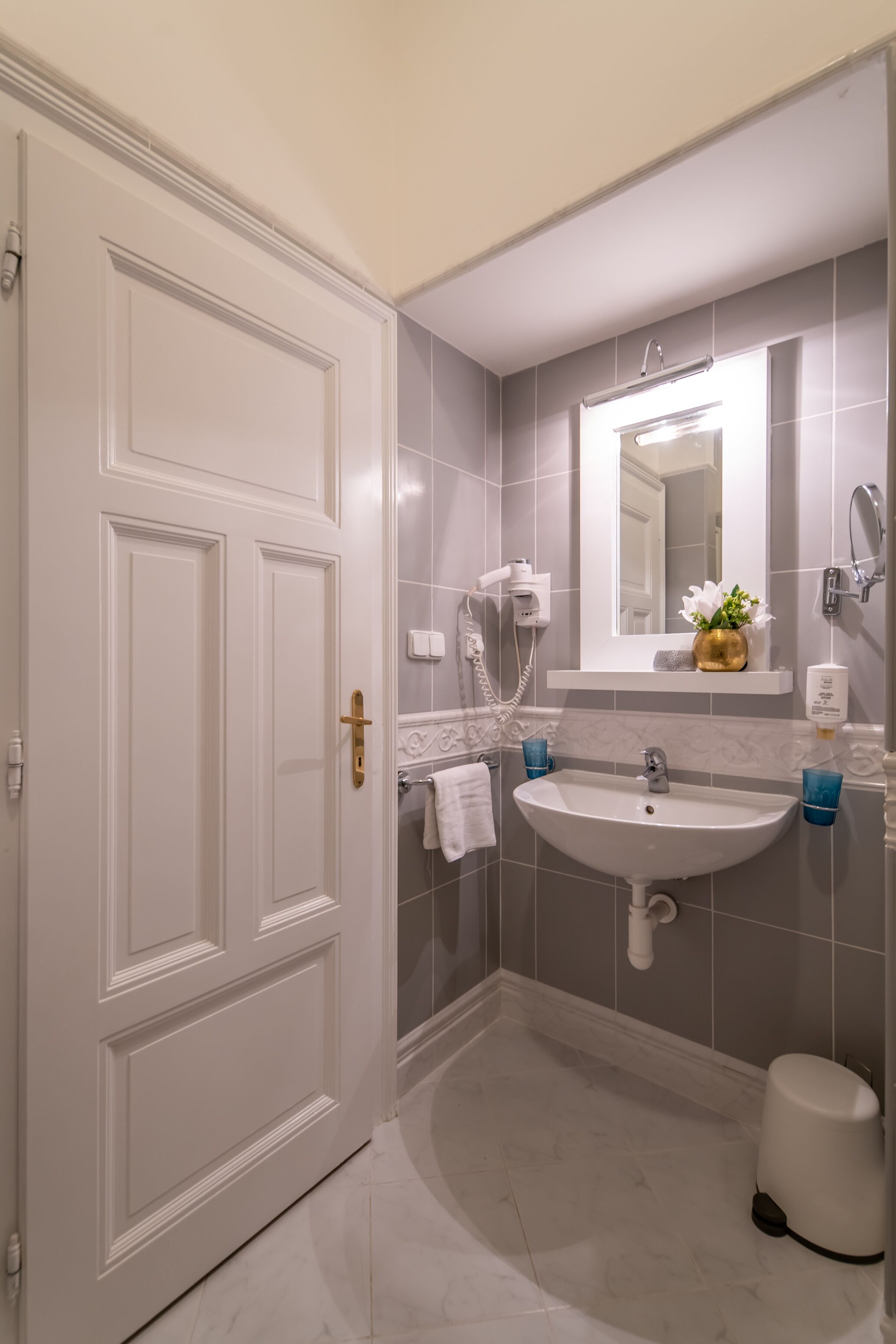 deluxe apartment (one bedroom) | bathroom | shower, hair dryer, bidet, towels