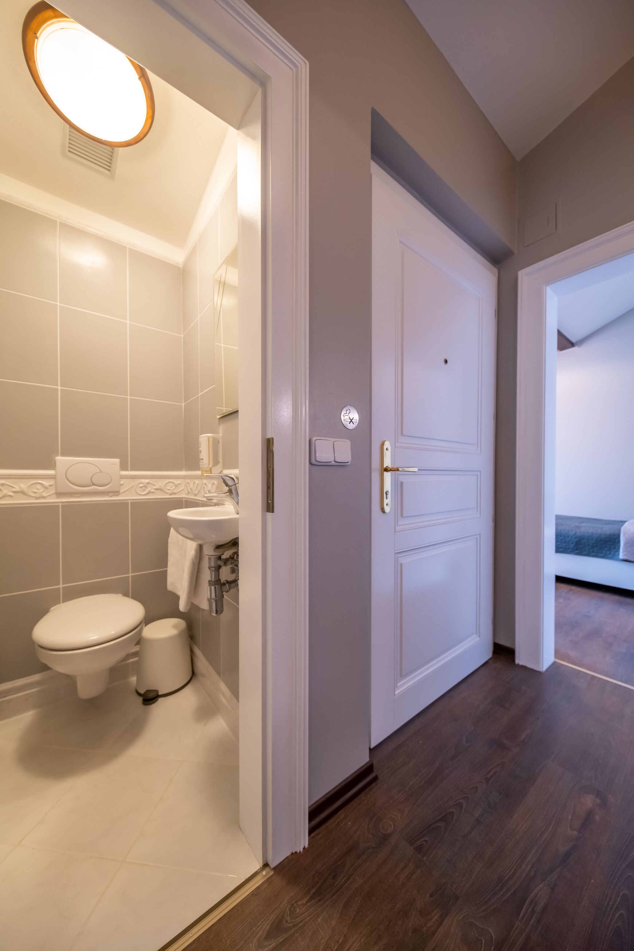 deluxe apartment (two bedrooms) | bathroom | shower, hair dryer, bidet, towels
