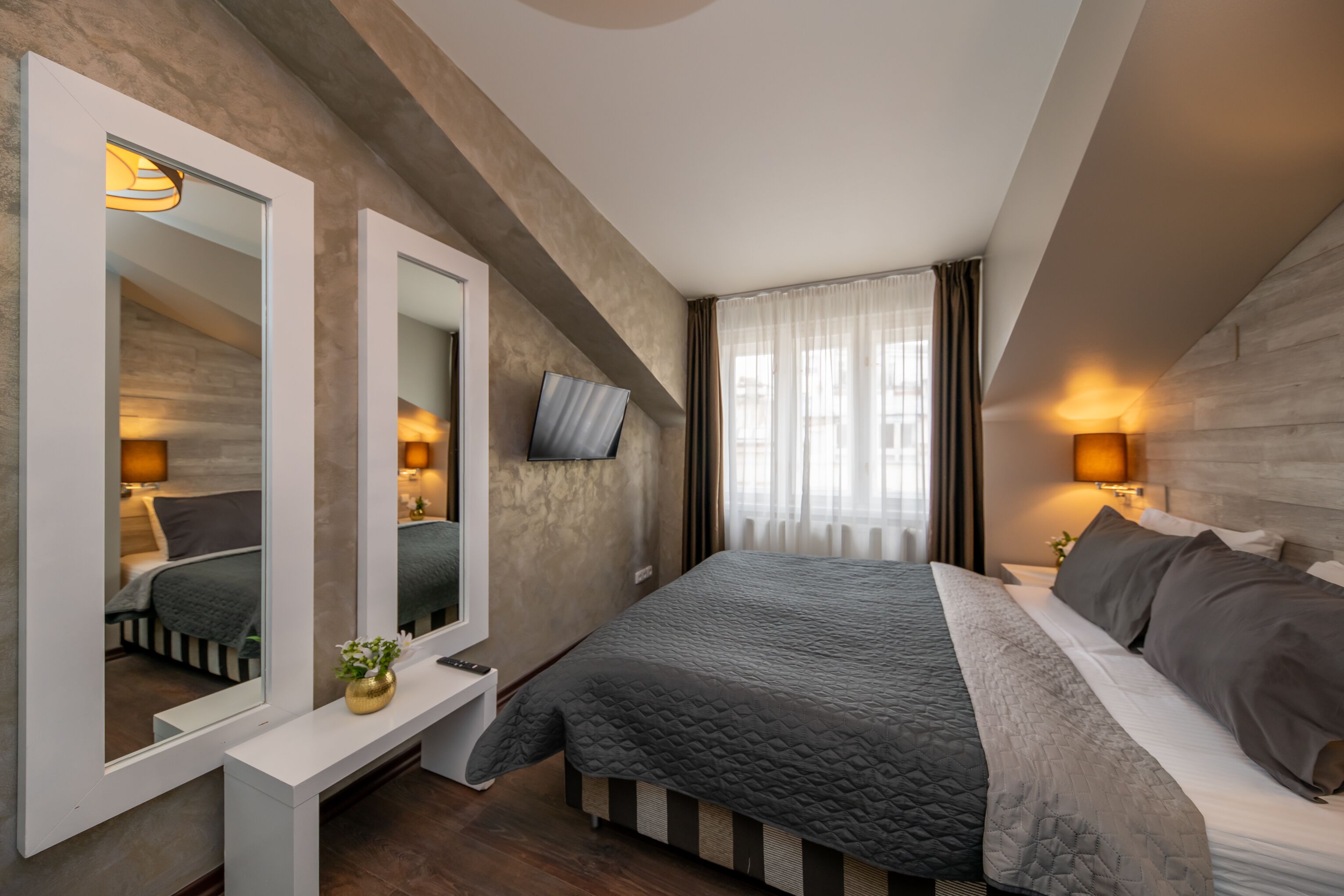 deluxe apartment (two bedrooms) | hypo-allergenic bedding, in-room safe, desk, blackout curtains