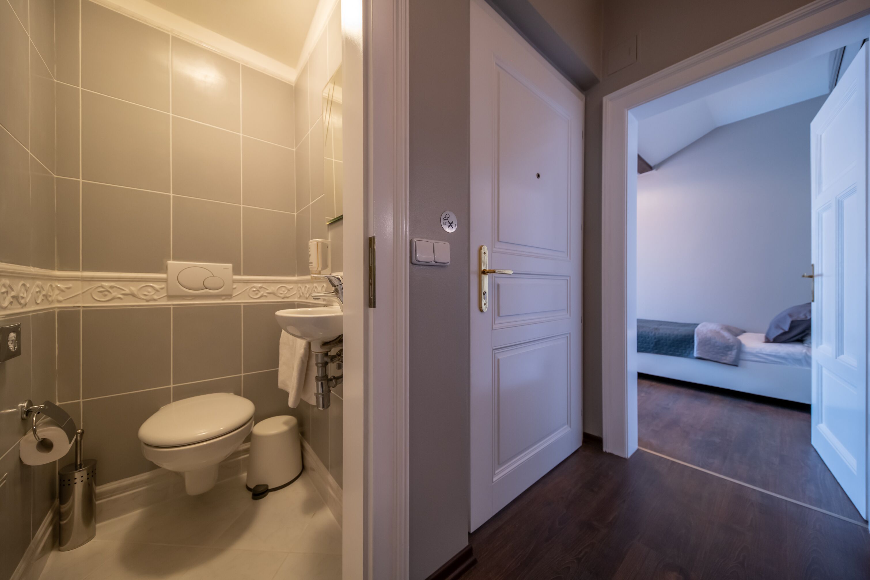 deluxe apartment (two bedrooms) | bathroom | shower, hair dryer, bidet, towels