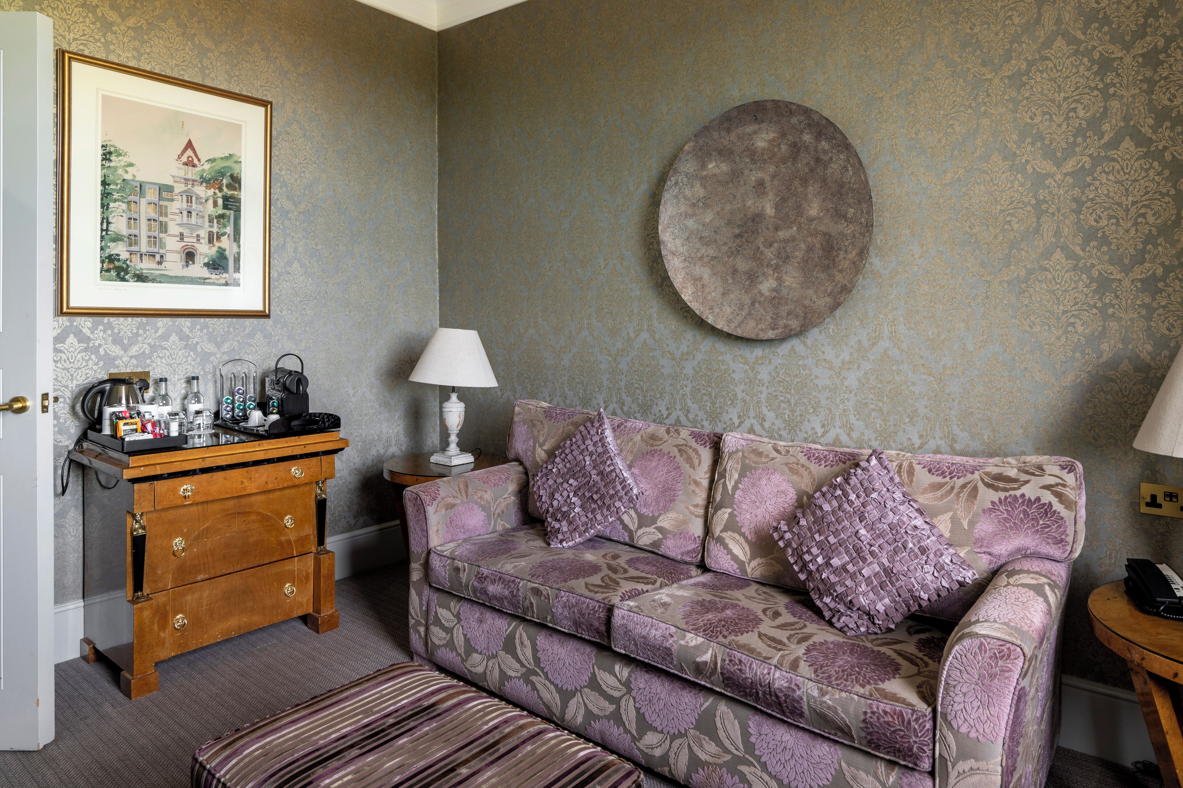 premium suite, 1 king bed | living area | 20-inch flat-screen tv with cable channels, tv