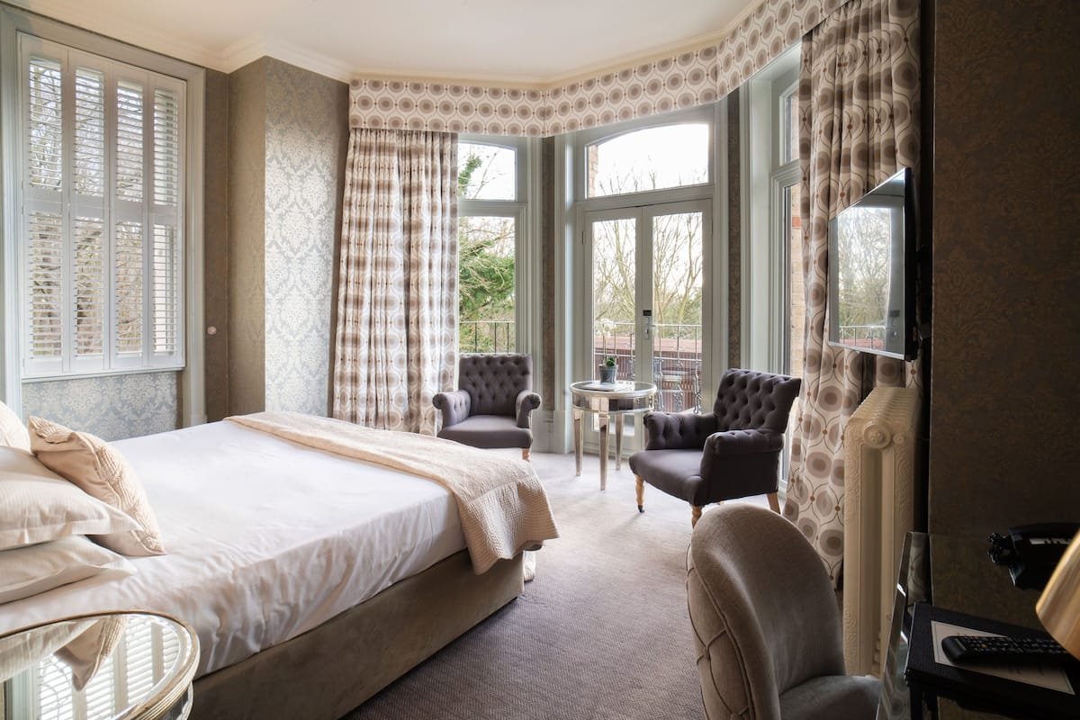 deluxe room, 1 double bed | 1 bedroom, premium bedding, in-room safe, iron/ironing board