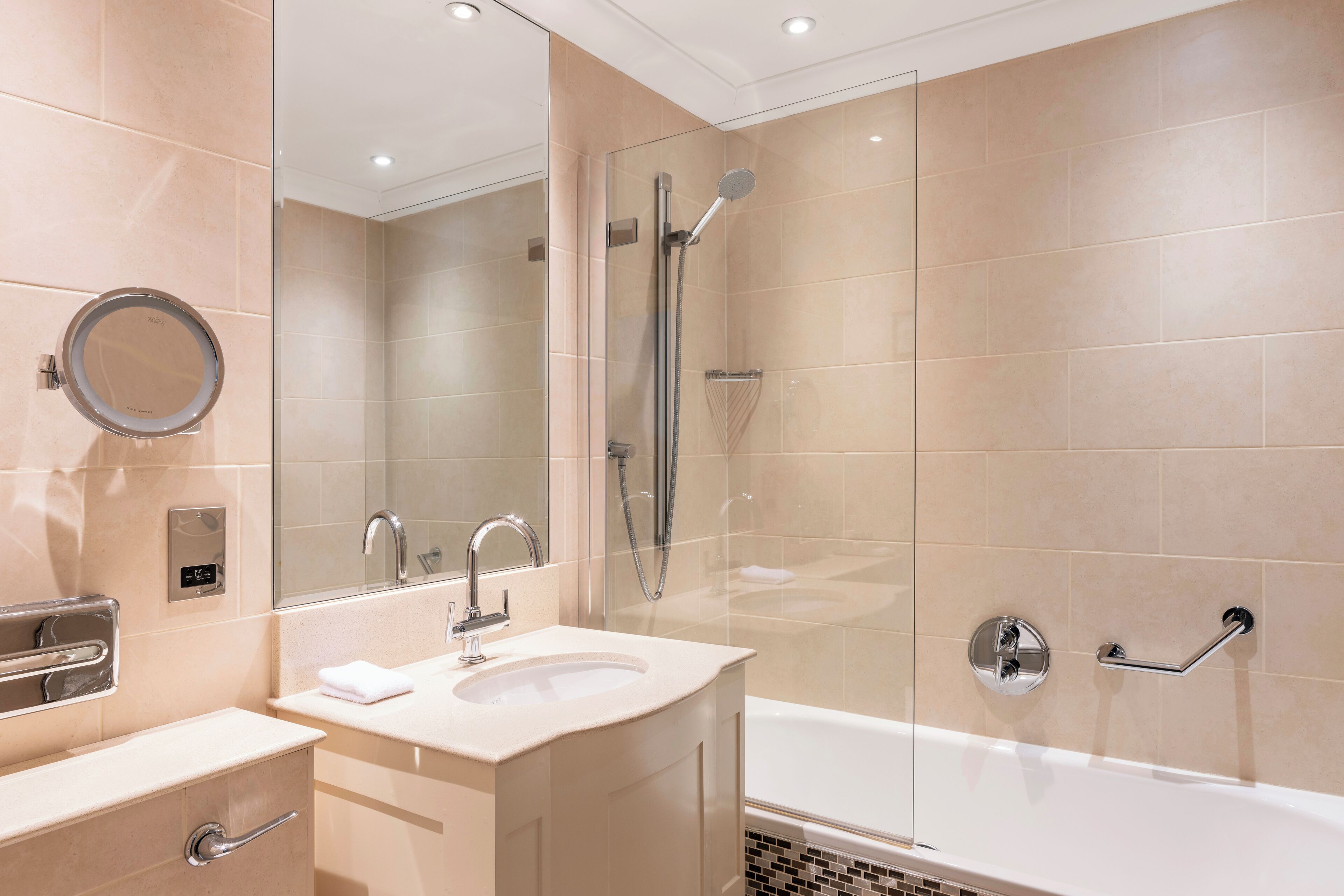 Une salle de bain moderne avec une douche à parois de verre, un lavabo avec un meuble-vasque et une baignoire.
