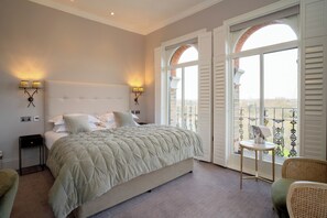 Duplex com design assinado, 1 cama King | Roupas de cama premium, cofres nos quartos