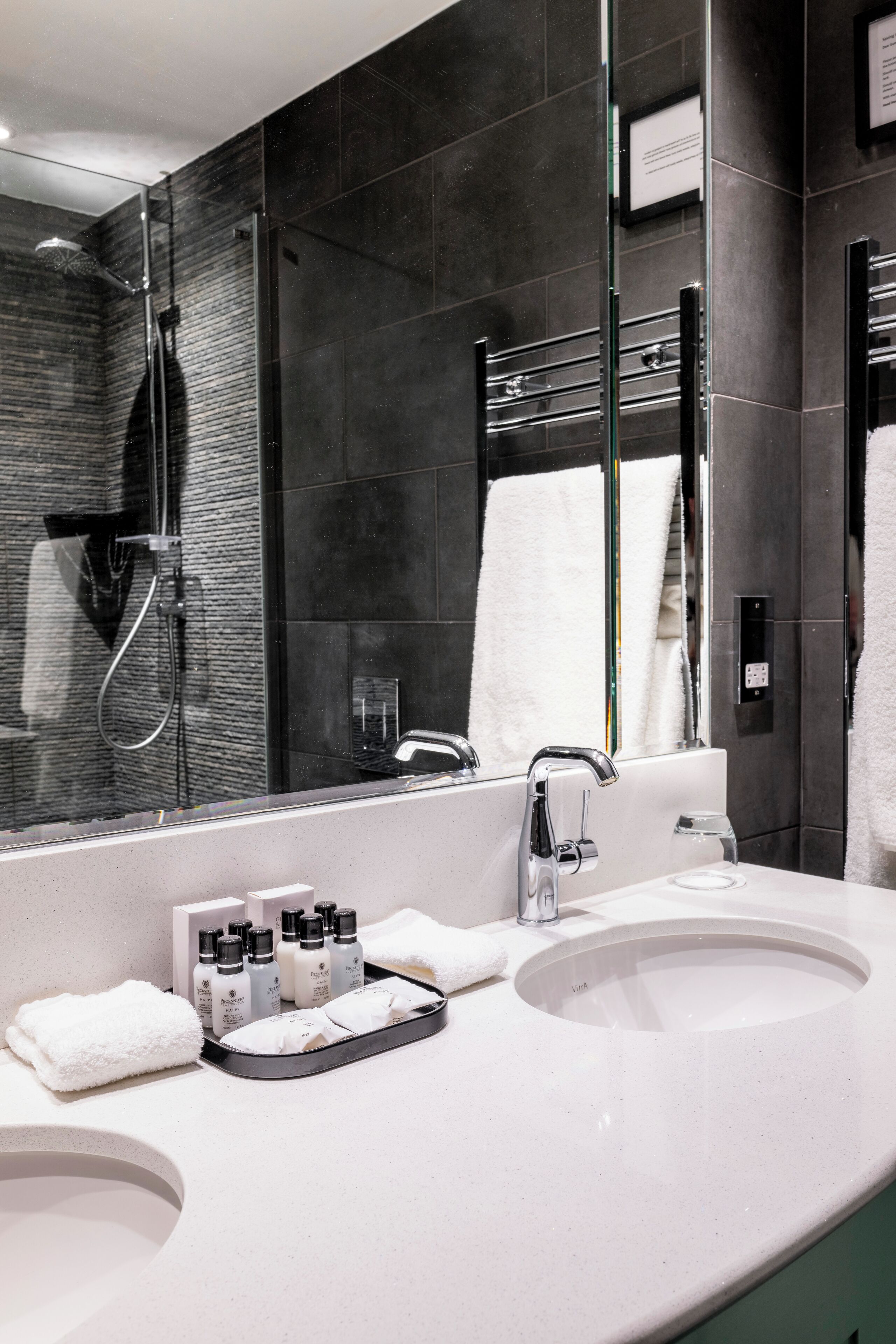 superior room, 1 double bed | bathroom | combined shower/bathtub, free toiletries, hair dryer, towels