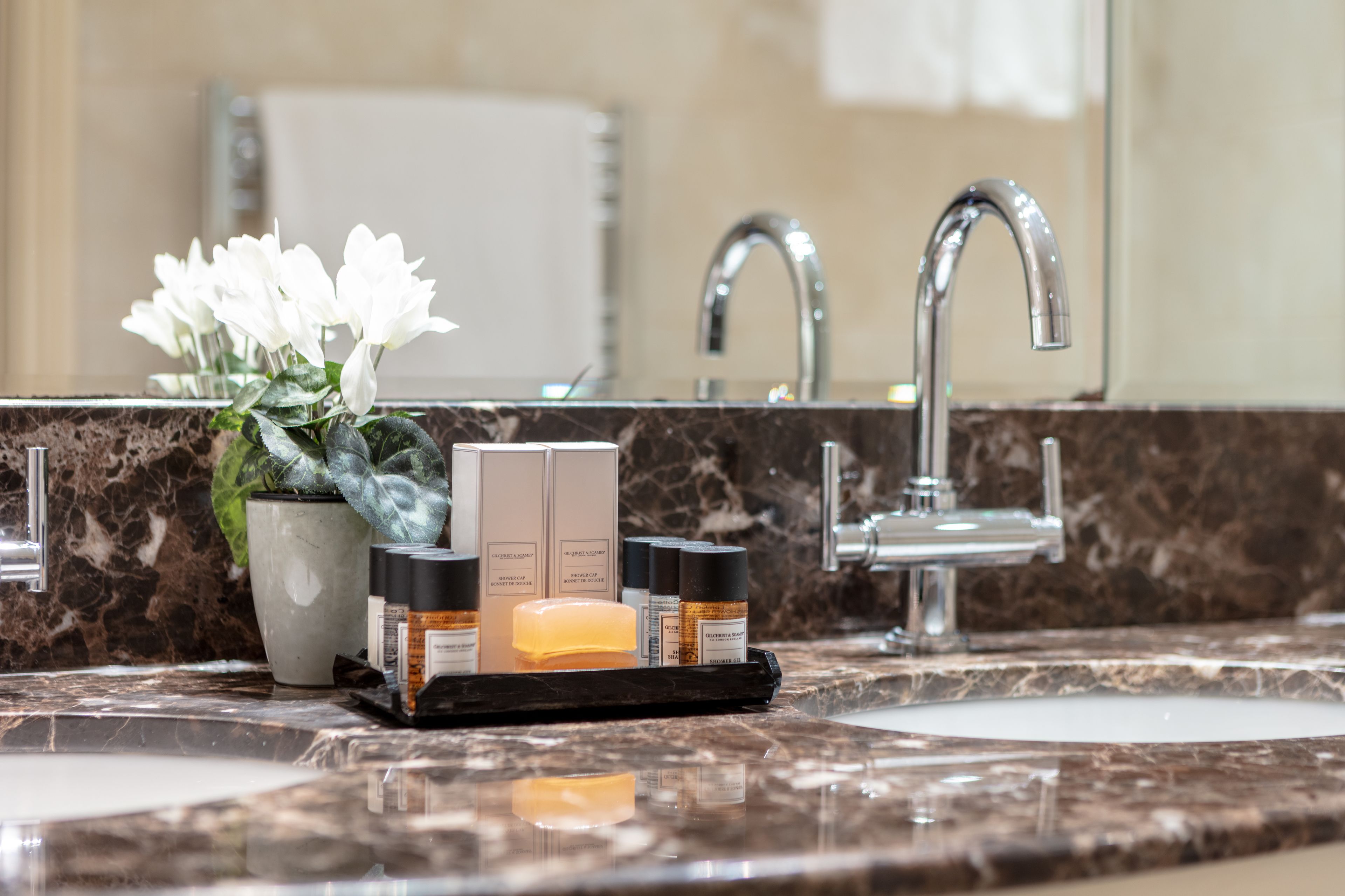 junior suite, 1 double bed | bathroom | combined shower/bathtub, free toiletries, hair dryer, towels