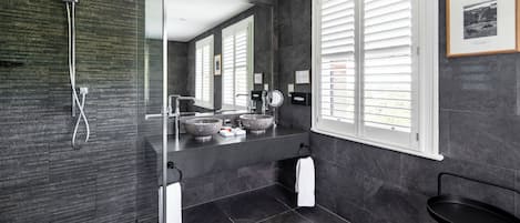 Duplex Signature, 1 trĂšs grand lit | Salle de bain | Ensemble baignoire-douche, articles de toilette (gratuits)