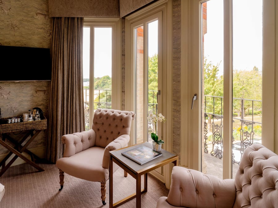 Premium bedding, in-room safe, iron/ironing board, free WiFi