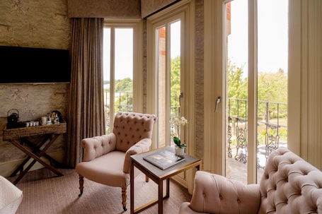 Deluxe Room, 1 Double Bed | Premium bedding, in-room safe, iron/ironing board, free WiFi