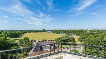 Ropa de cama de alta calidad y caja de seguridad en la habitación 