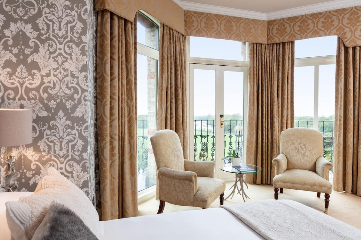 deluxe room, 1 double bed | 1 bedroom, premium bedding, in-room safe, iron/ironing board