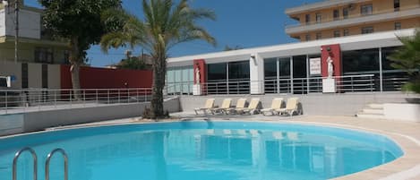 Außenpool, Sonnenschirme, Liegestühle