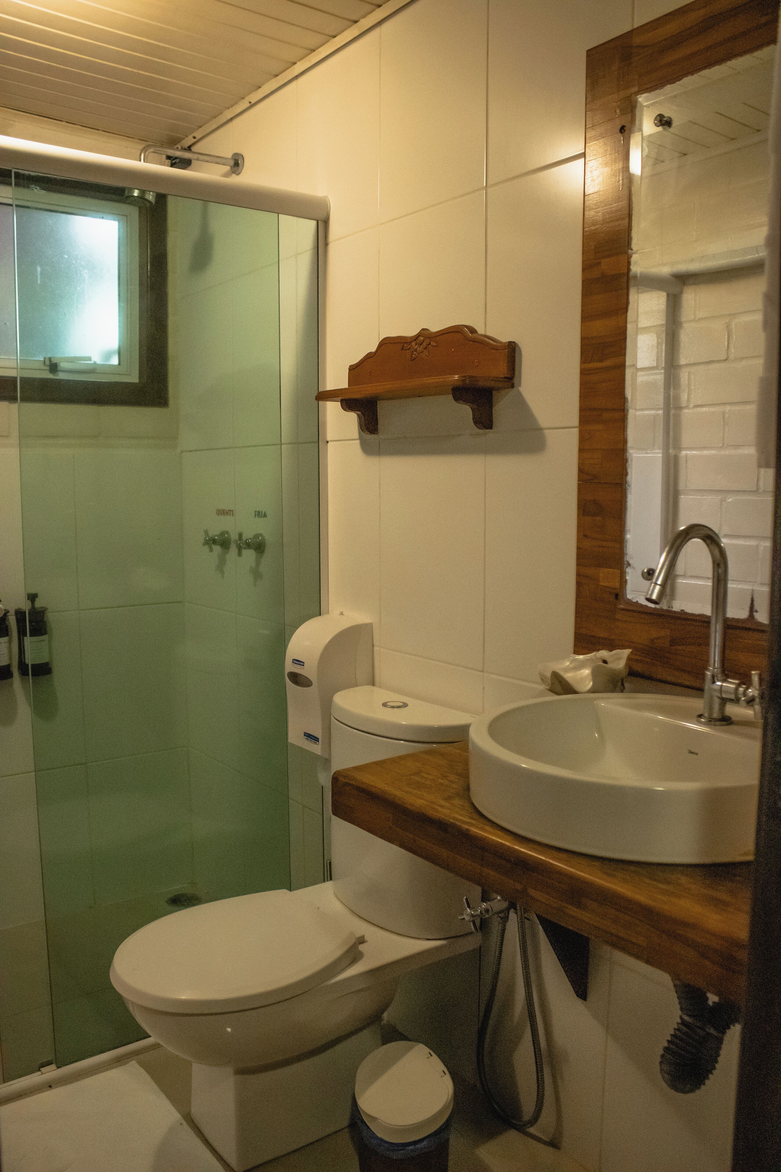 Un baño con inodoro, lavabo y ducha.