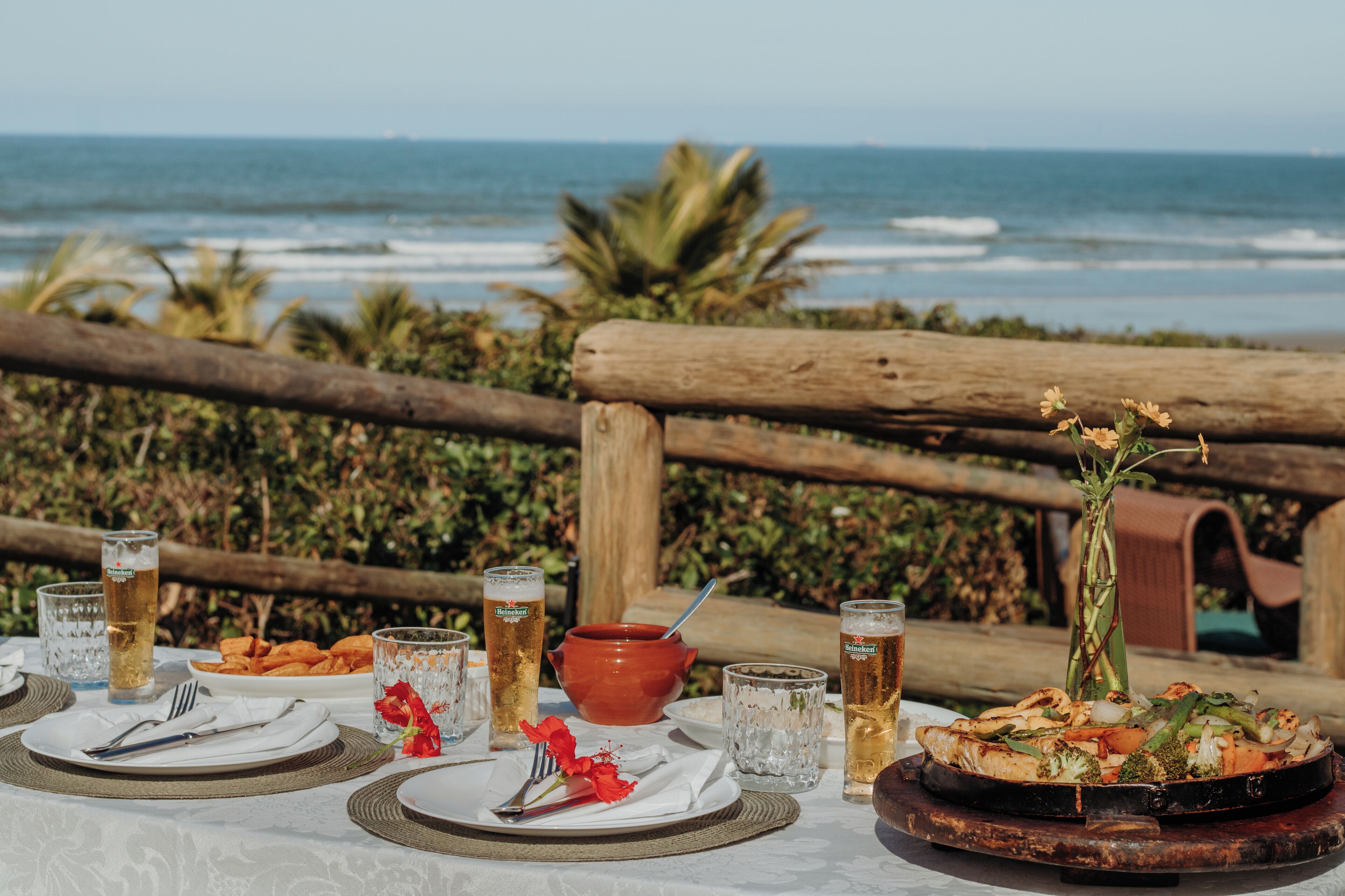 Café da manhã, almoço e jantar; culinária brasileira 
