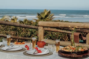 Breakfast, lunch and dinner served - Grajagan Surf Resort (Paranaguá)