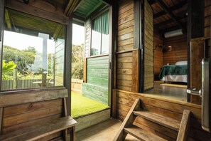 Deluxe-bungalow | 1 makuuhuone, minibaari, tallelokero huoneessa, pimennysverhot