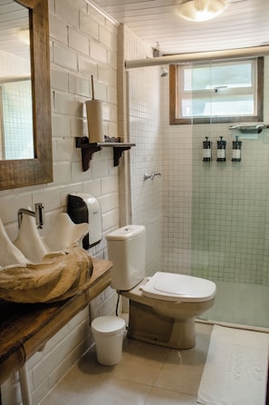 Suite (Jardim Especial/Special Garden) | Bathroom | Shower, free toiletries, towels - Grajagan Surf Resort (Paranaguá)