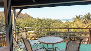 Habitación doble Deluxe, 1 habitación, vista a la playa | 1 habitación, minibar y caja de seguridad en la habitación