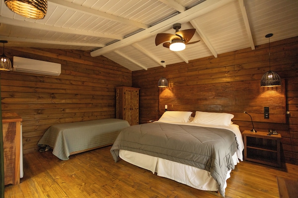 Trippelrum för familj | 1 sovrum, minibar och värdeförvaringsskåp på rummet