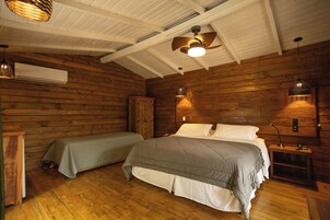 家庭三人房 | 1 多间卧室、迷你吧、客房内保险箱、遮光窗帘