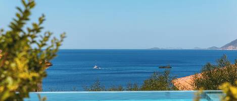 Piscine extérieure, parasols de plage, chaises longues