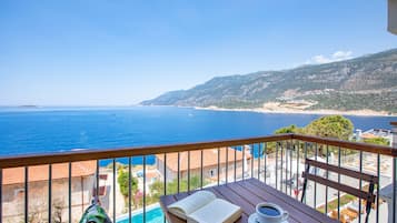 Isi minibar gratis, brankas, Wi-Fi gratis, dan seprai linen