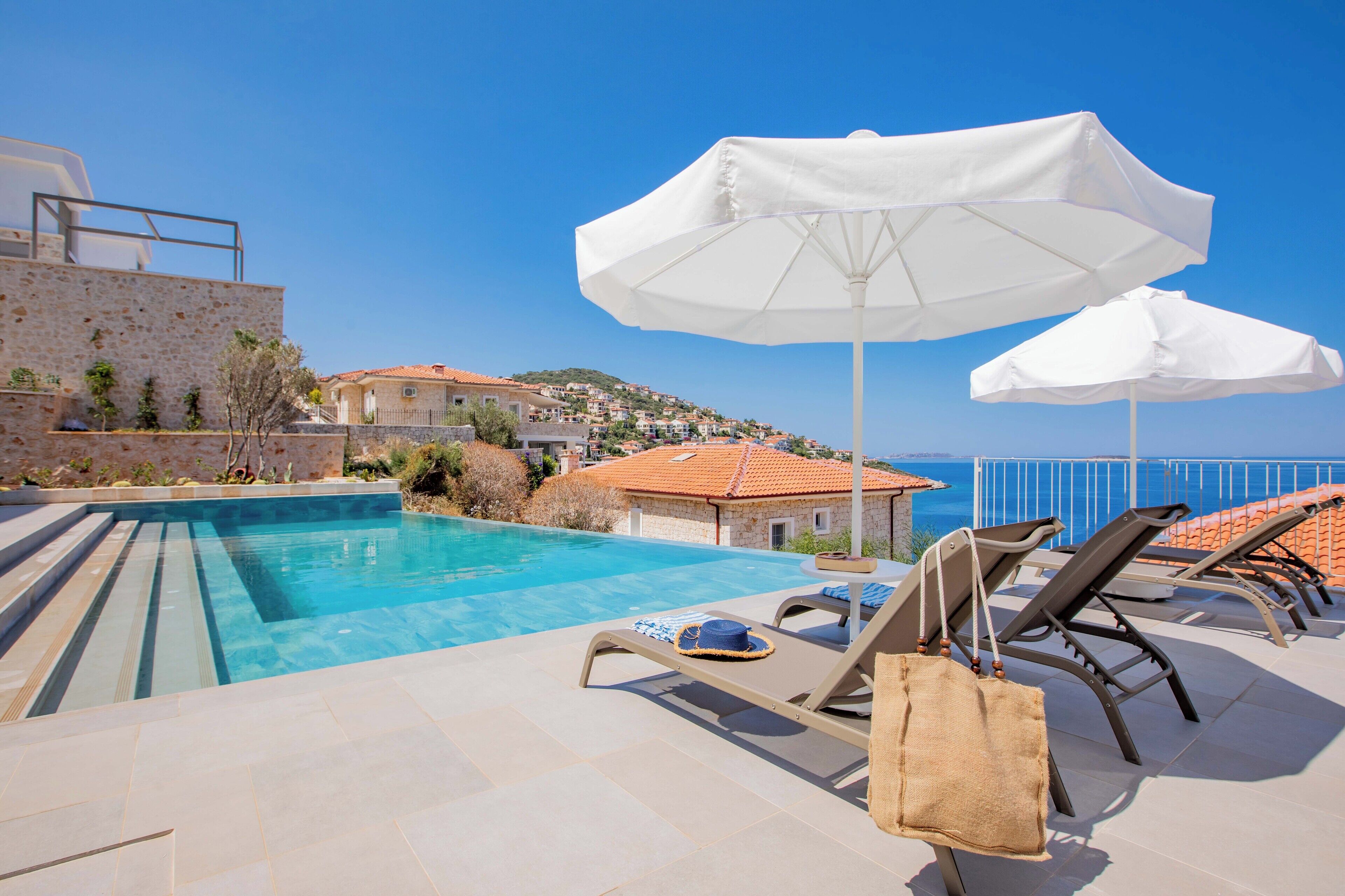 Kolam renang outdoor, dengan payung kolam renang dan kursi berjemur
