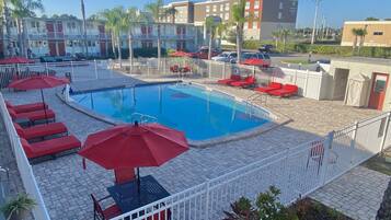 Außenpool, geöffnet von 08:00 Uhr bis 20:00 Uhr, Sonnenschirme