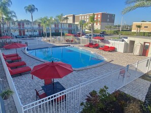 Udendørs pool, åben fra kl. 08.00 til kl. 20.00, parasoller, liggestole