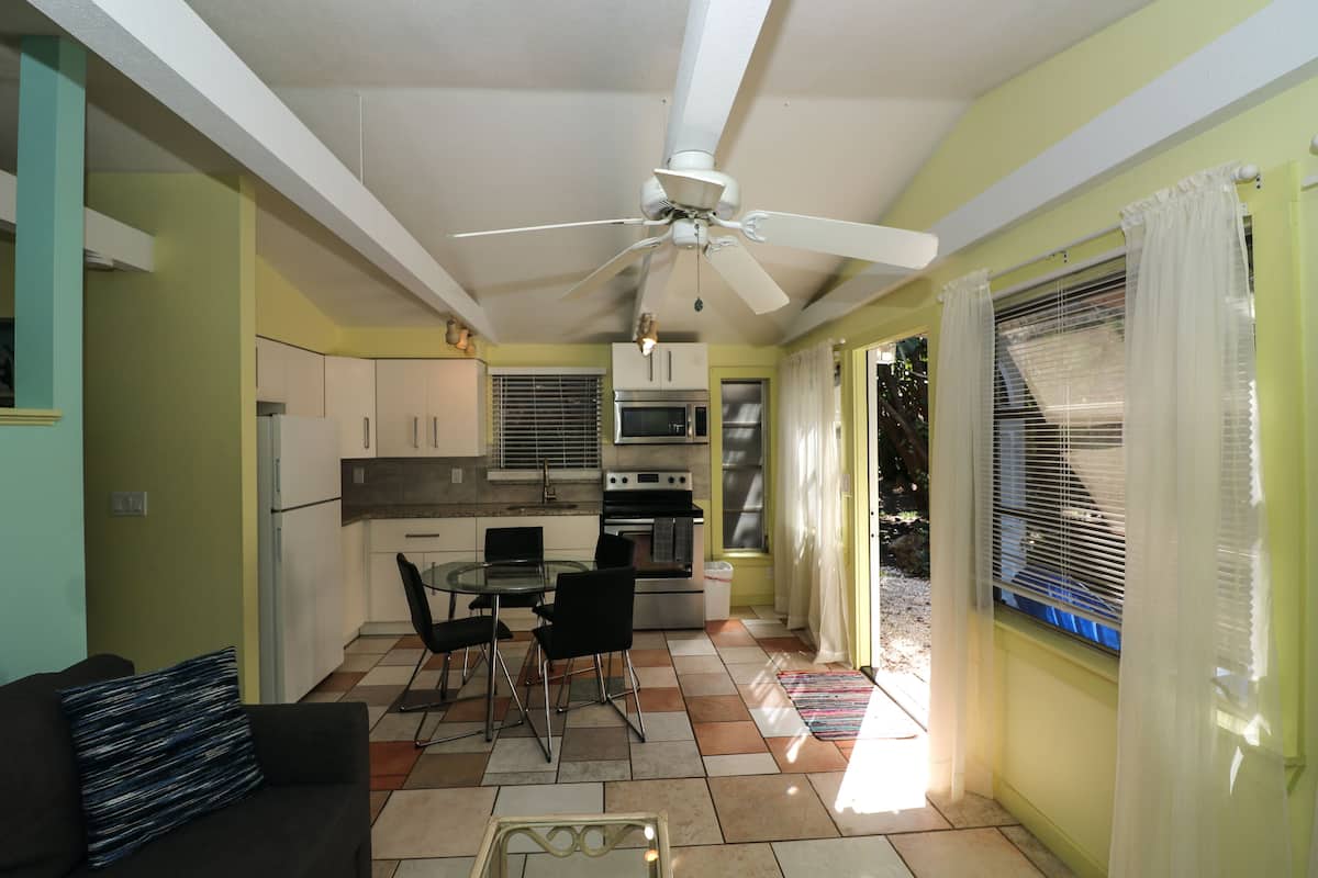 1 habitación, escritorio y espacio para trabajar con laptop