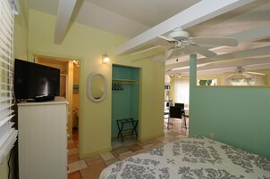 1 habitación, escritorio y espacio para trabajar con laptop 