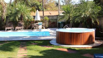 Piscina externa, guarda-sóis, espreguiçadeiras