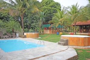 Piscine extérieure, parasols de plage, chaises longues