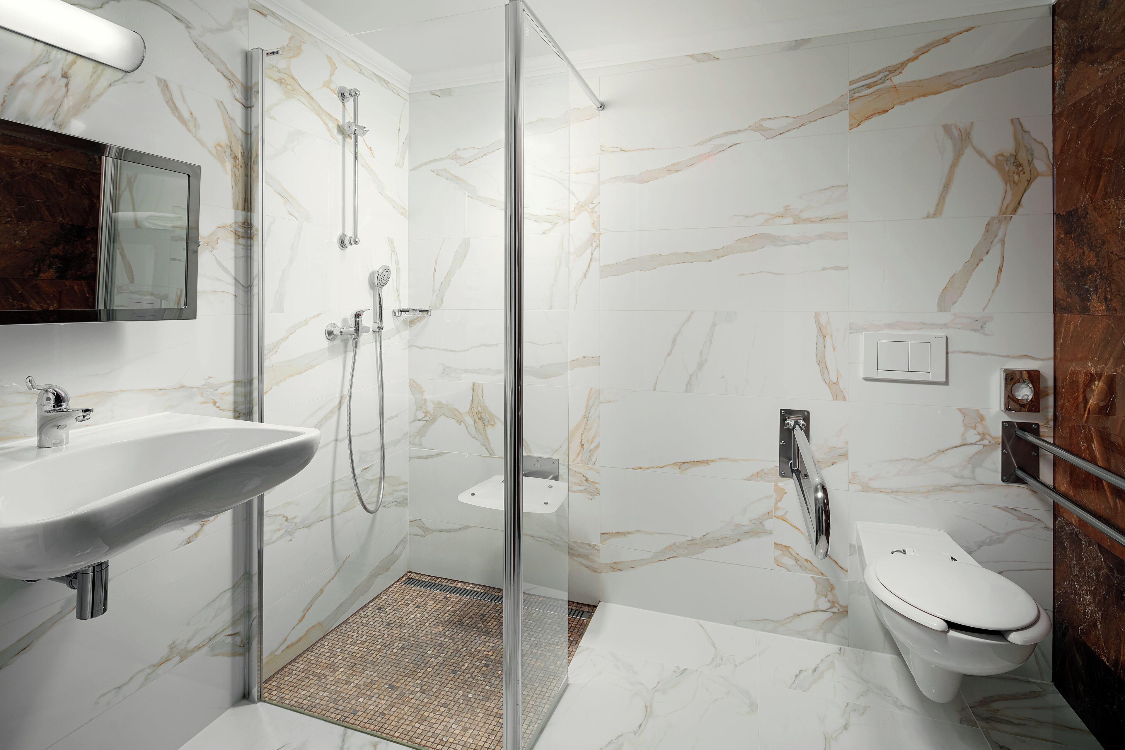 deluxe double or twin room | accessible bathroom