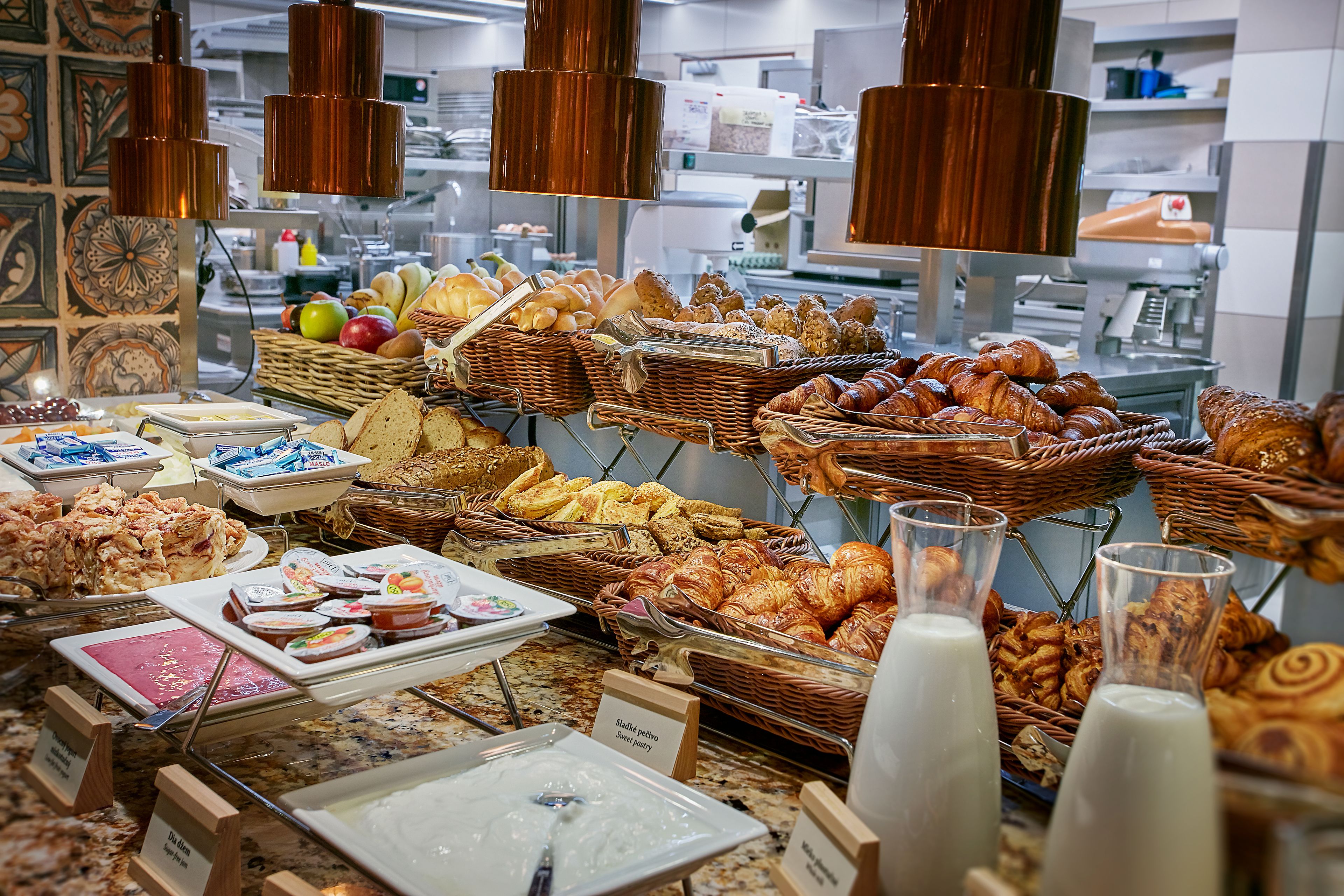 Café da manhã com buffet todos os dias (CZK 439 por pessoa) 