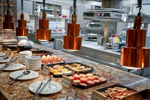 En buffet med forskellige retter og bestik.