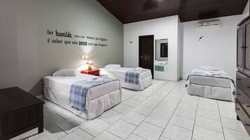 Minibar, decoración personalizada, muebles diferentes y escritorio