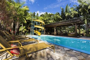 Una piscina al aire libre, tumbonas