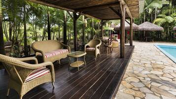 Alberca al aire libre y camastros