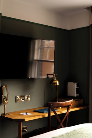 Classic Double Room | Peralatan tempat tidur premium, bar mini, peti besi dalam bilik, meja 
