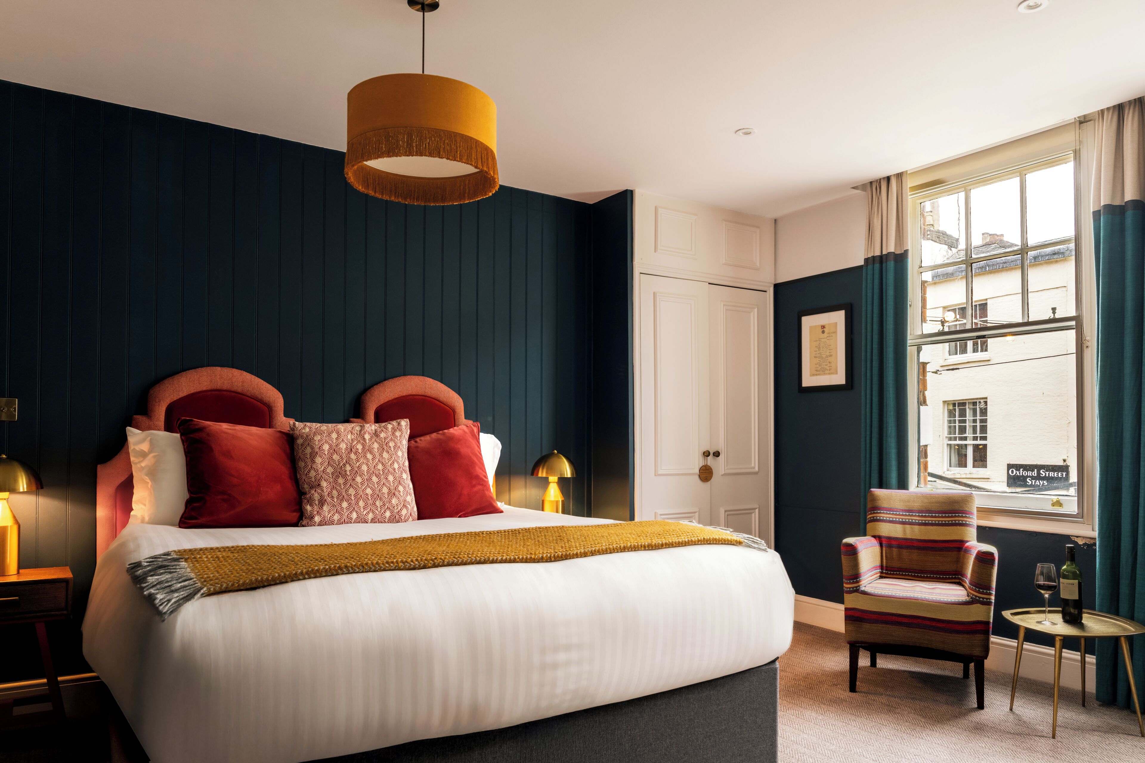 أغطية فراش متميزة وميني بار وخزنة داخل الغرفة ومكتب