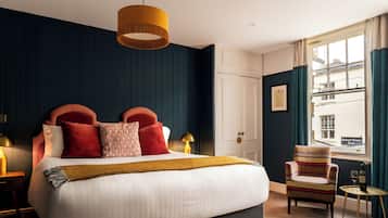 Deluxe tweepersoonskamer | Luxe beddengoed, een minibar, een kluis op de kamer, een bureau