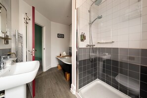 Deluxe tweepersoonskamer | Badkamer | Een douche, gratis toiletartikelen, een haardroger, badjassen